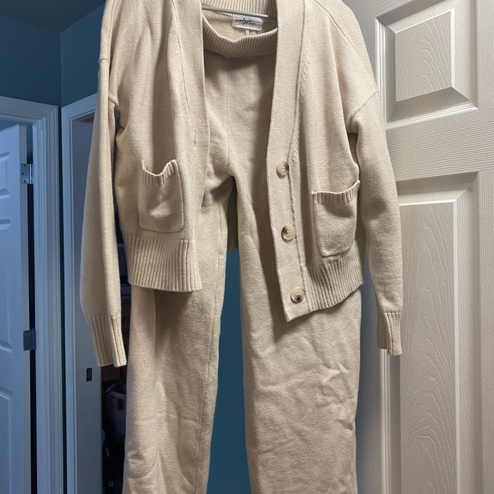 Carly jean ashley lounge set. Top is a med, bottoms are large .